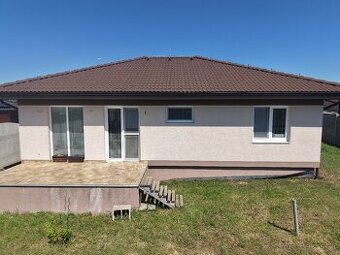 Predaj- moderný 4-izbový bungalov v obci Veľký Lapáš