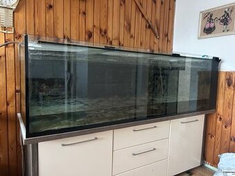 Akvárium zo skrinkou