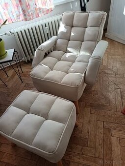 polohovacie kreslo a podnožka