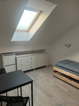 Prenájom 1-izbového bytu s klímou a parkovaním Hlohovec