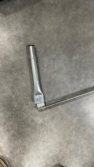 Konzola pod skridlu na antenu