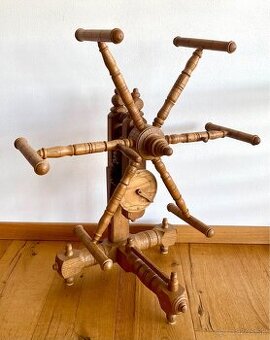 Starý dřevěný navíječ příze (motovidlo) - 1