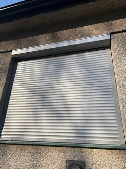 Plastové žalúzie na vonkajšie okná 2x