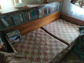 Predám starožitnú posteľ s knižnicou.