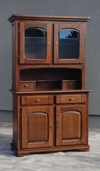 Kredenc v rustikálnom štýle.