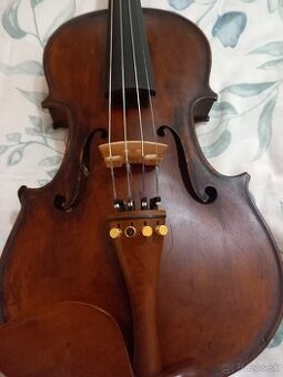 Predám staré husle celé, značené.
