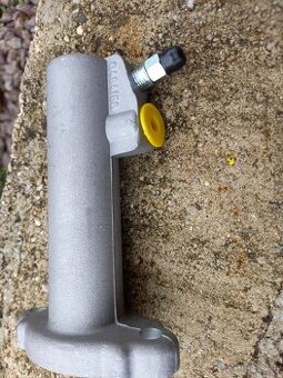 Pomocný spojkový valec