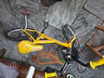 Predám detský bicykel s pomocnými kolieskami