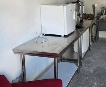 Predám 2 nerezové stoly do prevádzky. ýroby