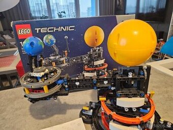 LEGO 42179 Planéta Zem a Mesiac na obežnej dráhe