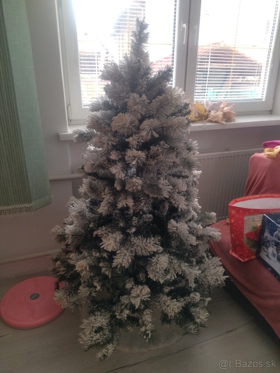 Vianočný stromček zasnežený 3D - 2