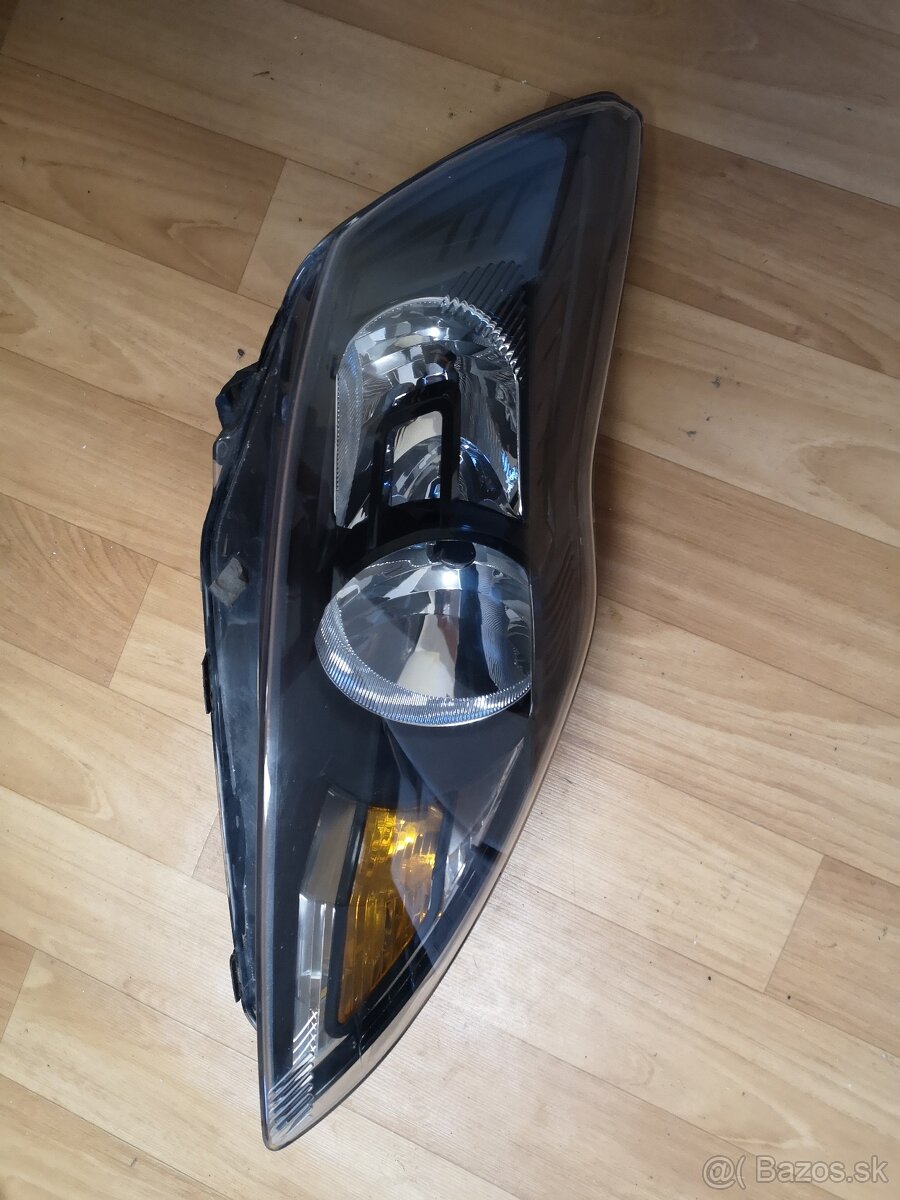 Ford Focus prave predne svetlo - 2