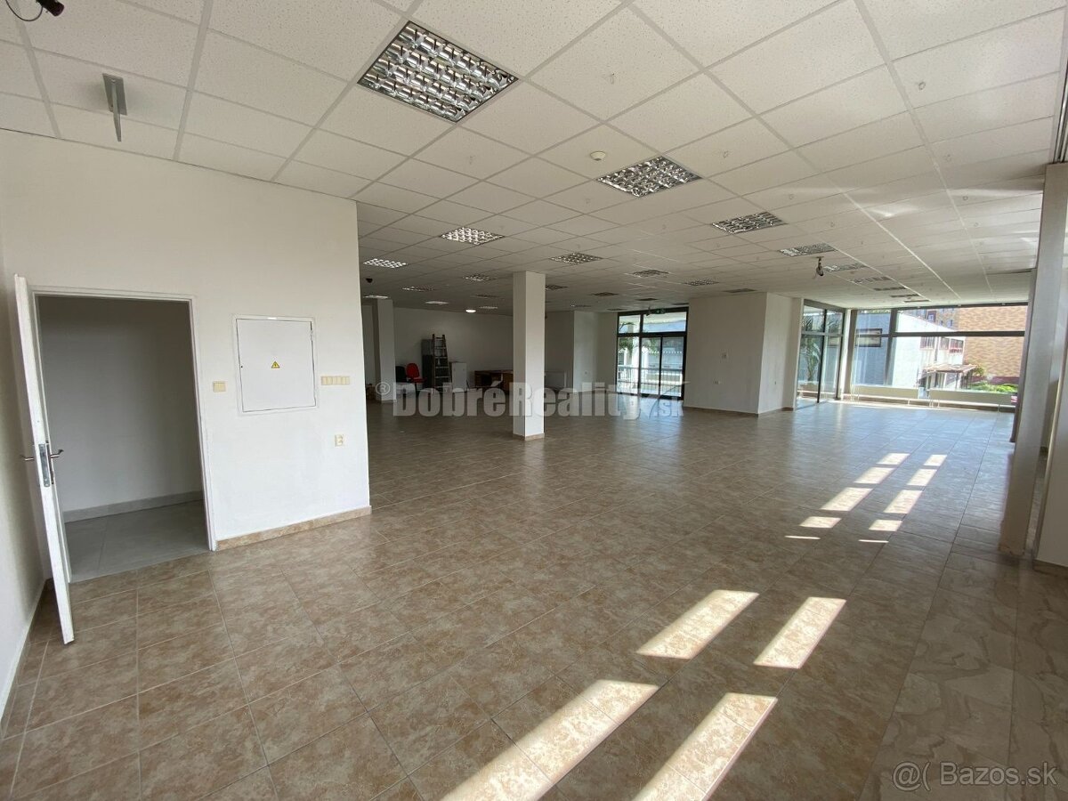 Na prenájom pekný obchodný priestor o rozlohe 250m2 v Rimav - 2
