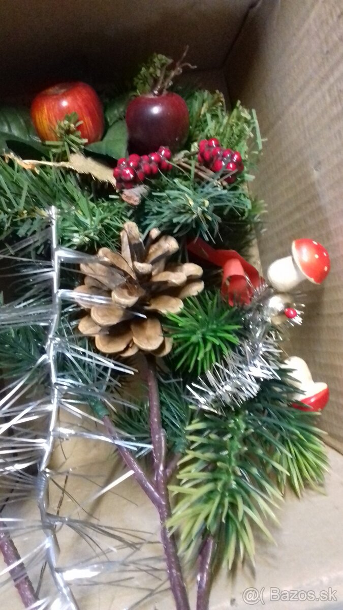 živy smrek a retro vianocne ozdoby - 2