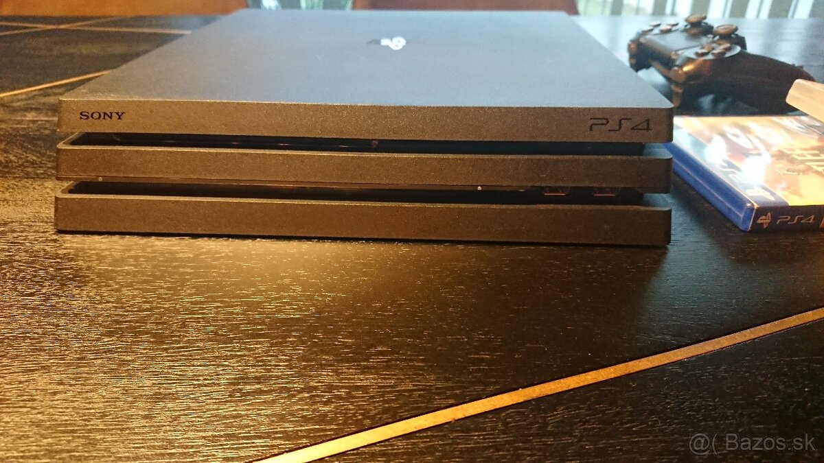 PS4 pro 1TB 12.52 s hrami - 2