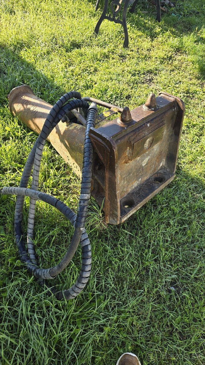 Hydraolycke kladivo na mecalac - 2