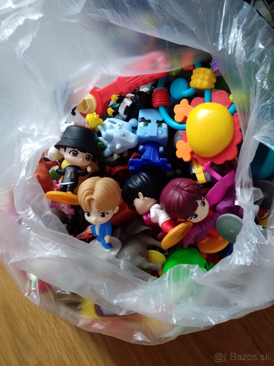 Plná taška kinder a iných postaviciek - 2