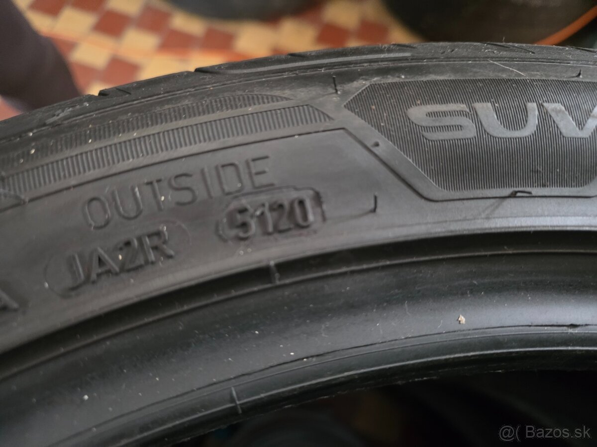 Predam letné pneu 235/45 R20 - 2