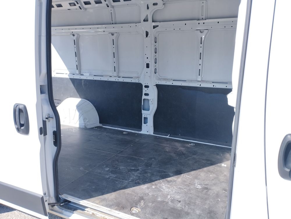 Dodávka Citroën Jumper Furgon 335 2,2 BlueHDi L3H2, 2023 rok - 2