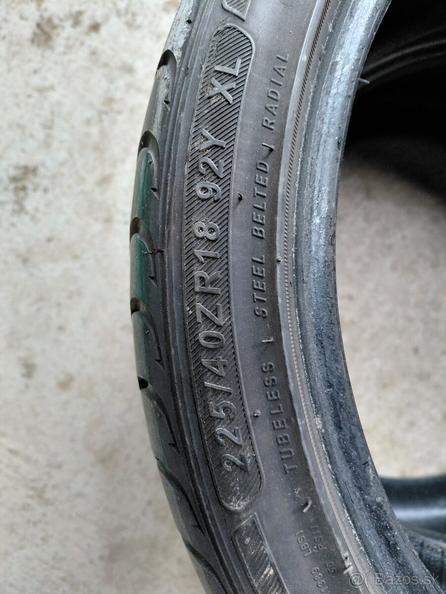 2ks letne Rovelo 225/40R18 - 2