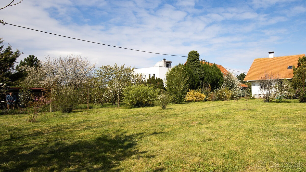 Veľký RD: 6 izieb, 2 kuchyne, 2 kúpelne, pivnica, garáž, 100 - 2