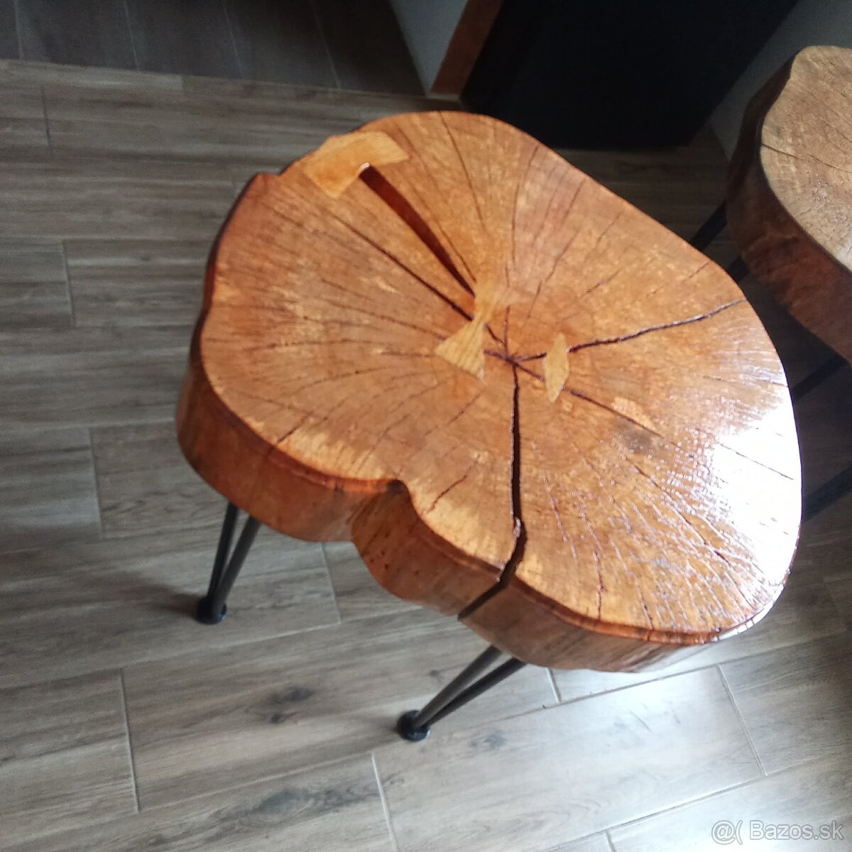 Dizajnový konferenčný stolík – masívny kmeň, kovové nohy - 2