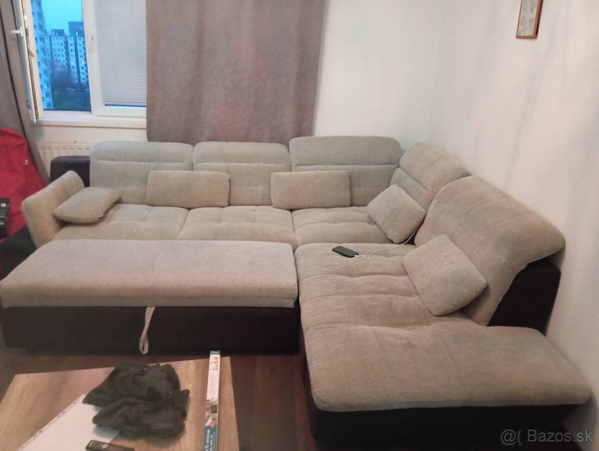 NOVA CENA: Veľká rozkladacia rohová sedačka s taburetkou - 2