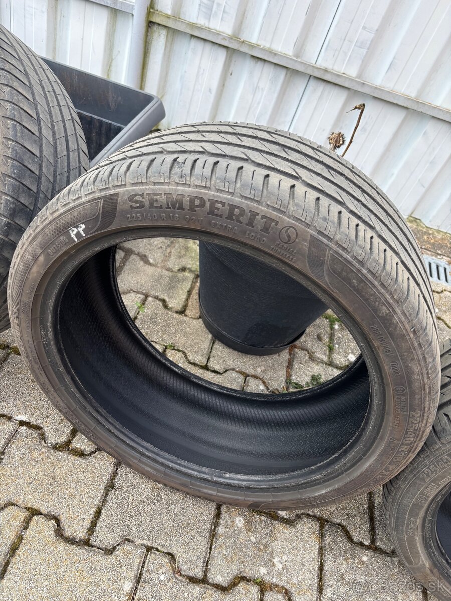 Predám 225/40r18 92y - 2