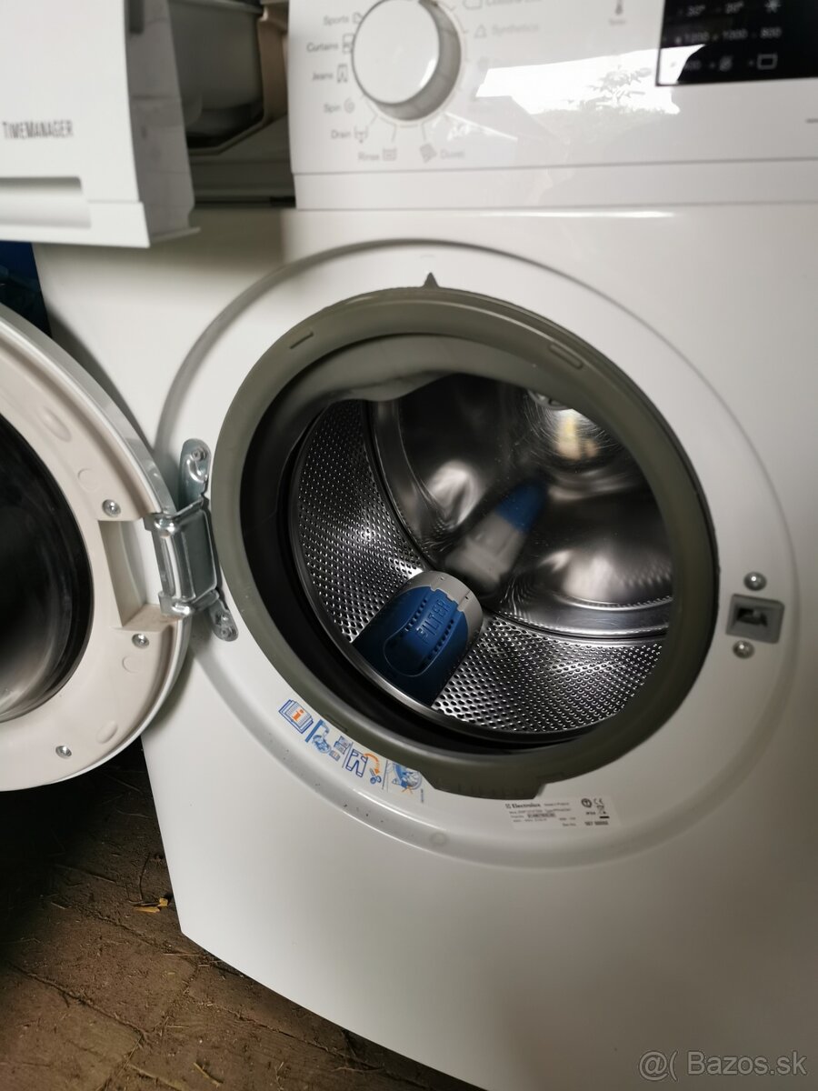 Spredu plnená práčka Electrolux - 2