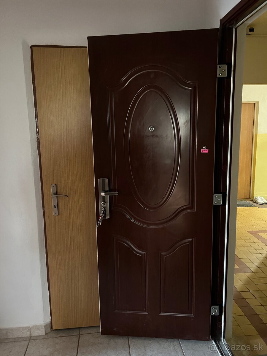 • Bezpečnostné vchodové dvere - 2