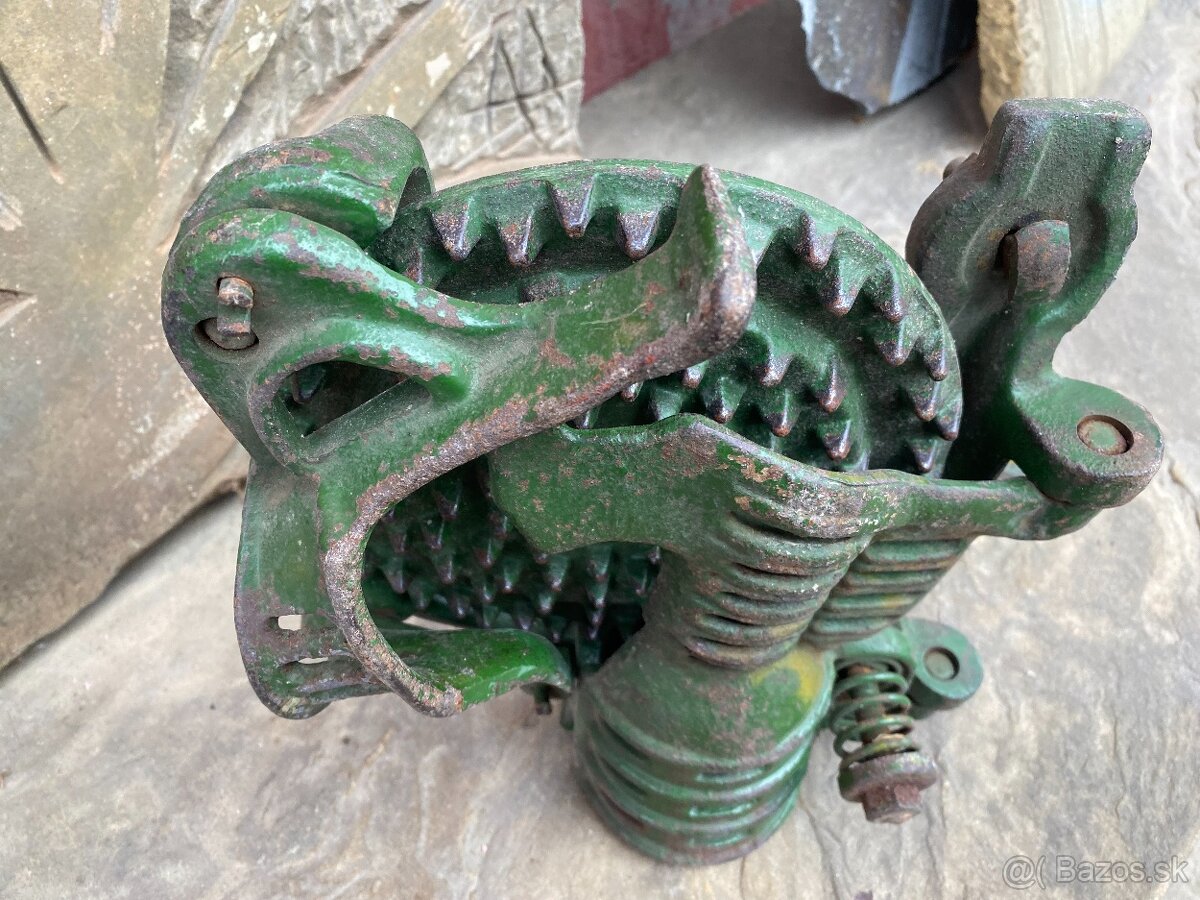 Ručný mlynček odzrňovač kukurice. - 2