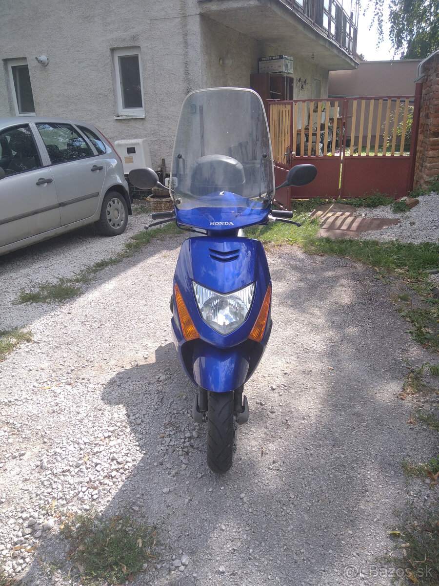 Honda Lead SCV 100 - 2