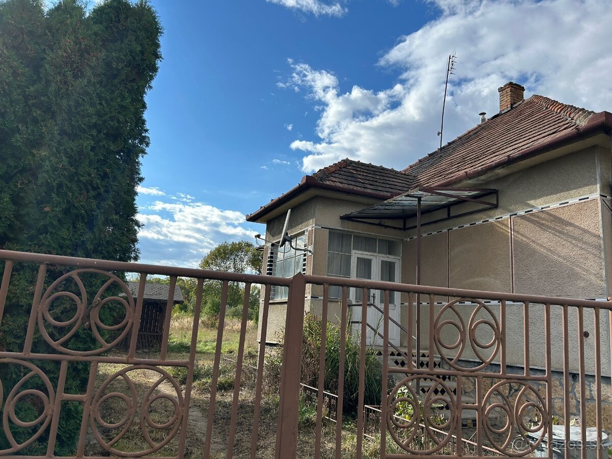 NA PREDAJ: Slnečný rodinný dom s veľkou záhradou v pokojnej - 2