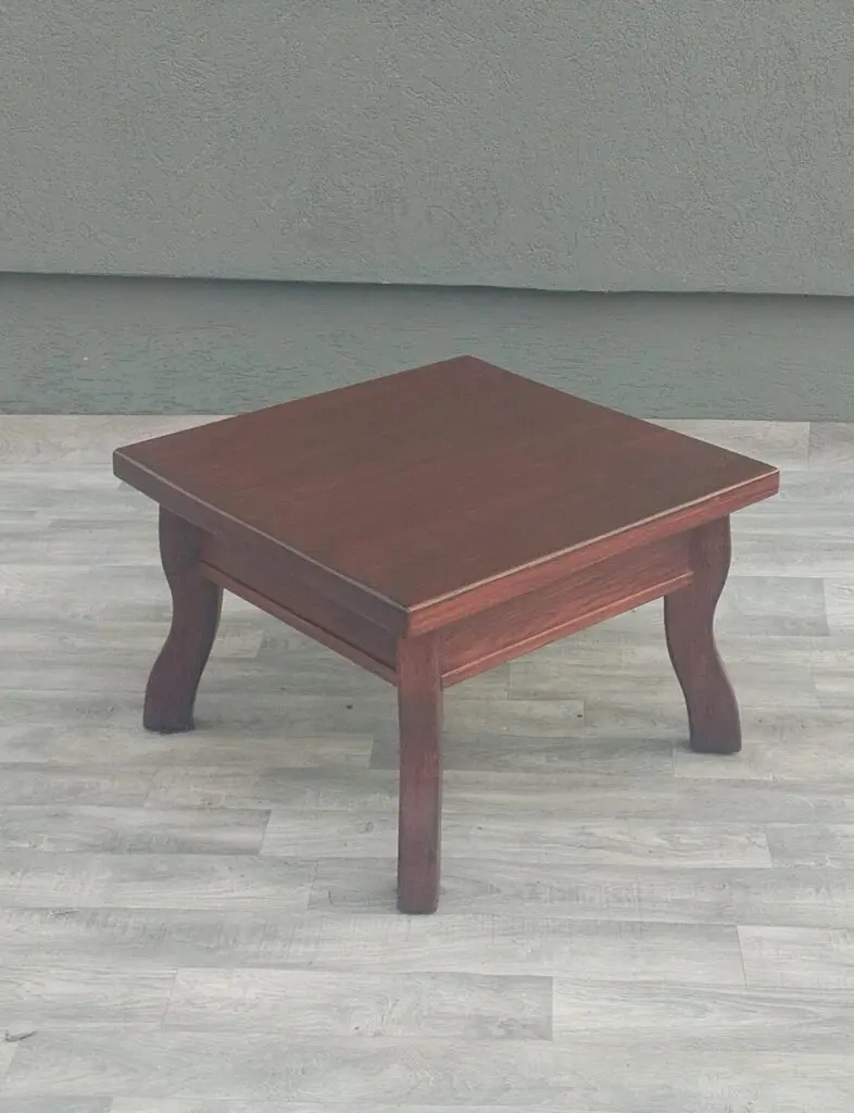 Stolík konferenčný koloniálny. - 2