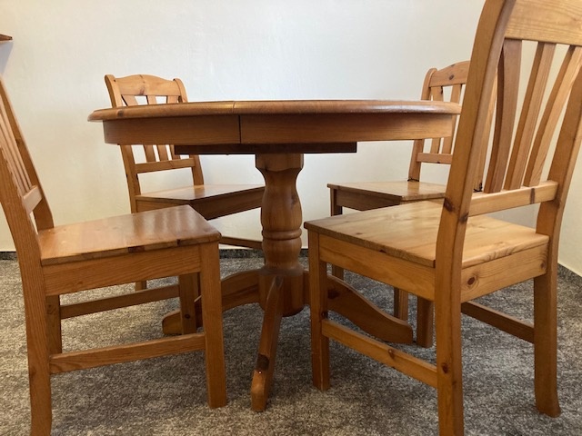 Rozkladací jedálenský stôl so stoličkami z masívu. - 2