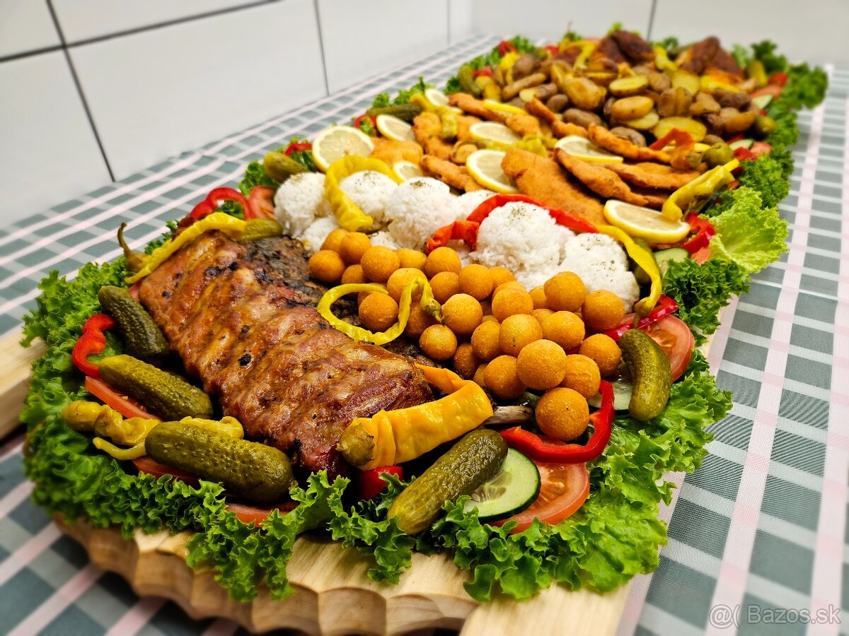 Pláto s rôznymi dobrotami a pečené prasiatko - 2