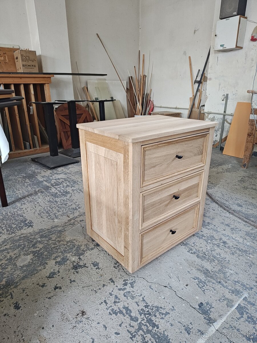 Malá dubová šuflíková komoda - 2