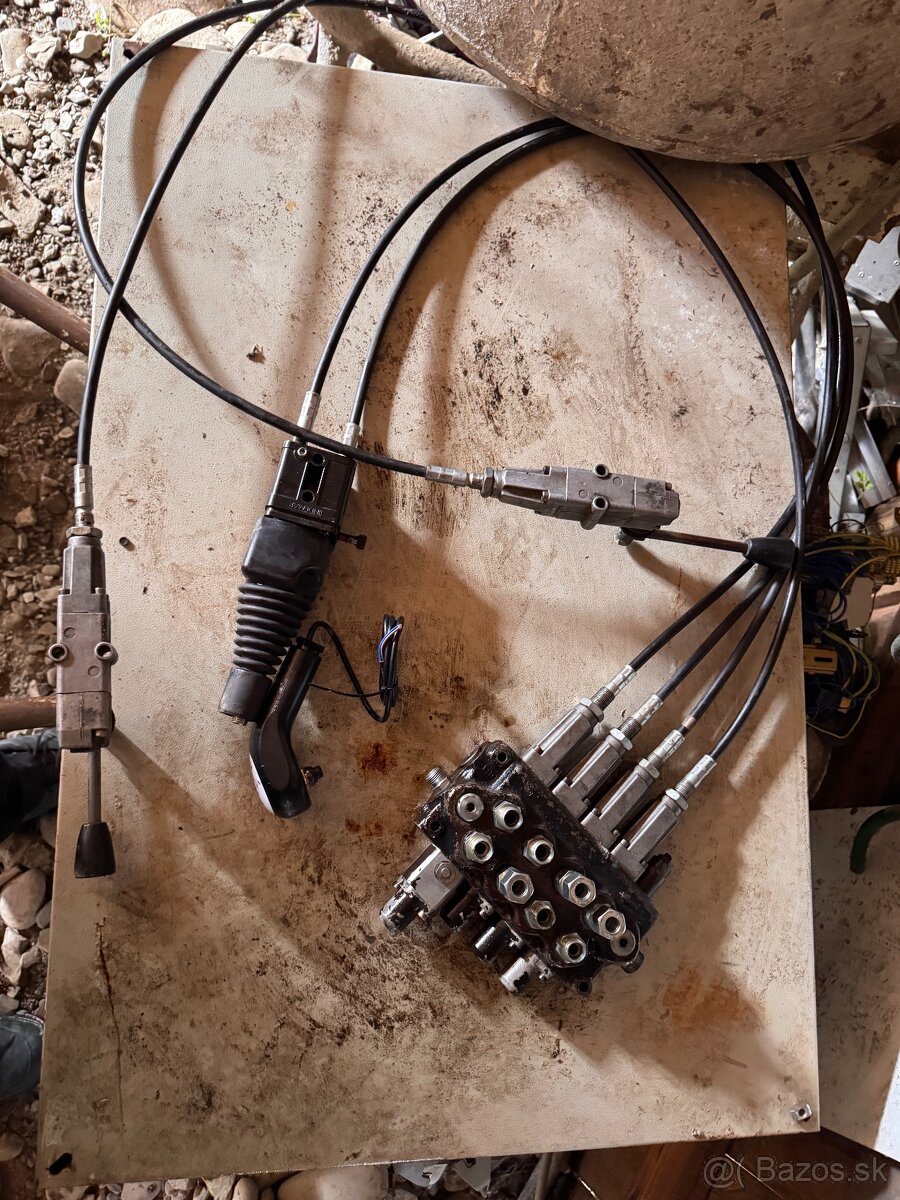 Hydraulický rozvádzač 4- sekciovy - 2