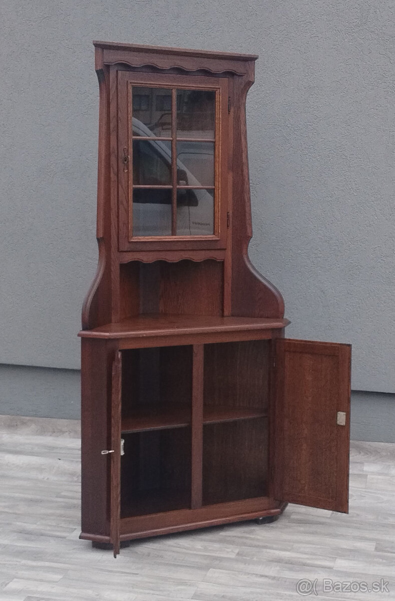 Vitrína rohová. - 2