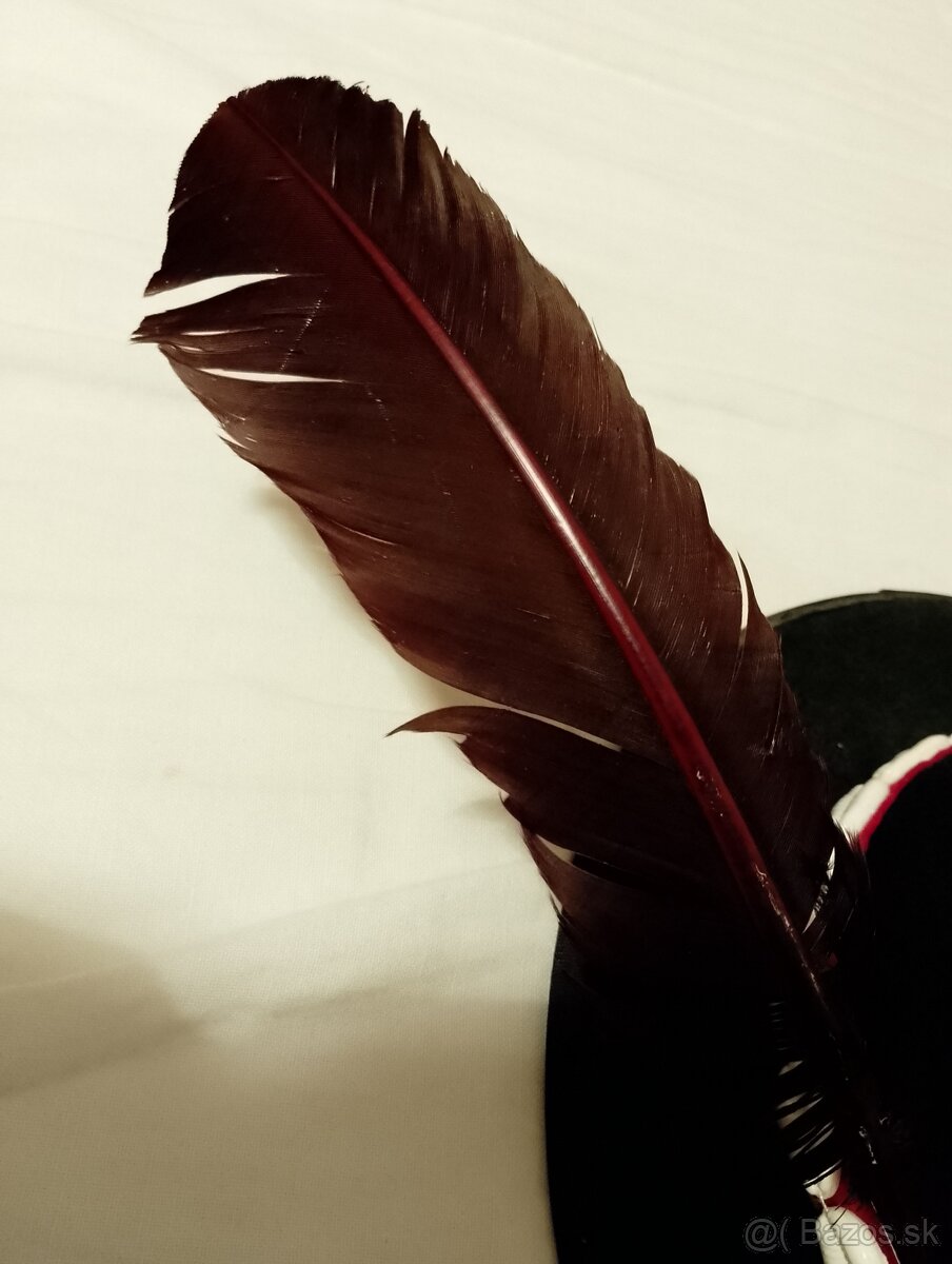 Predám detský klobúk s pierkom. - 2