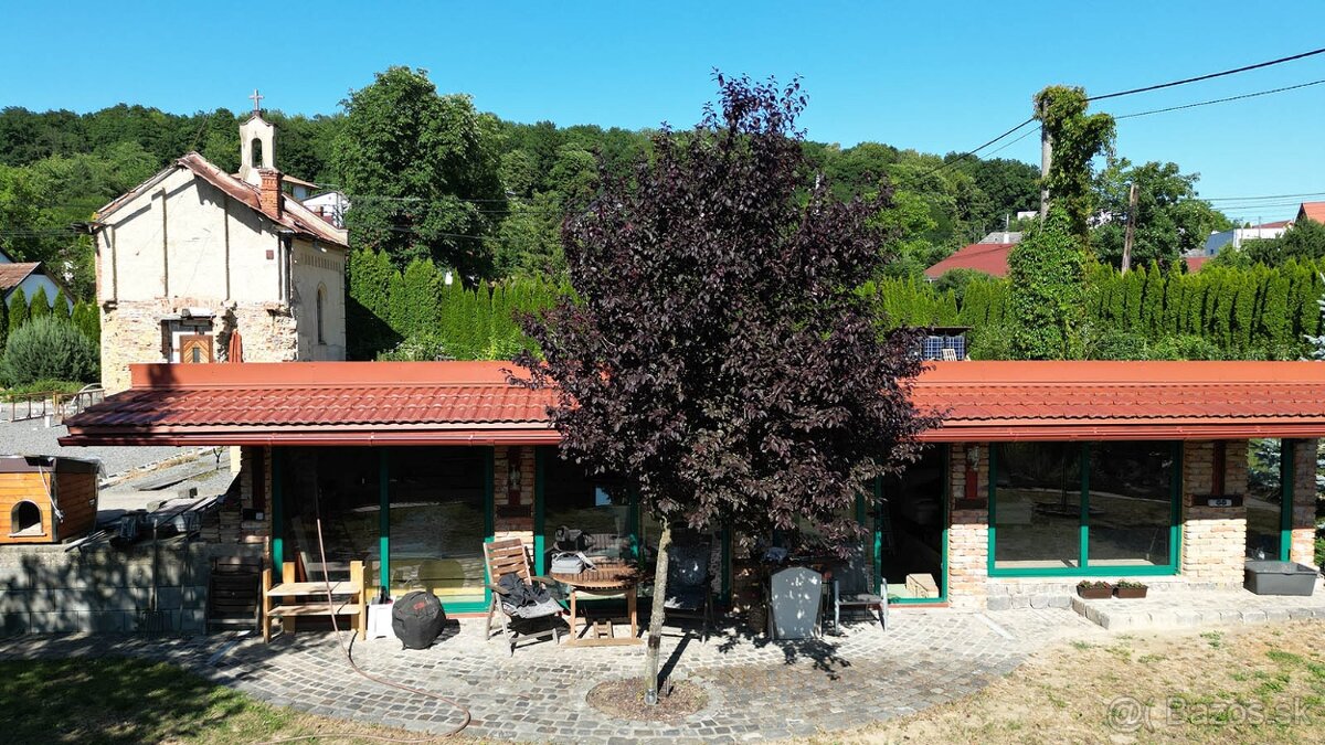 Veľký stavebný pozemok s domom, záhradným domom a kaplnkou - 2