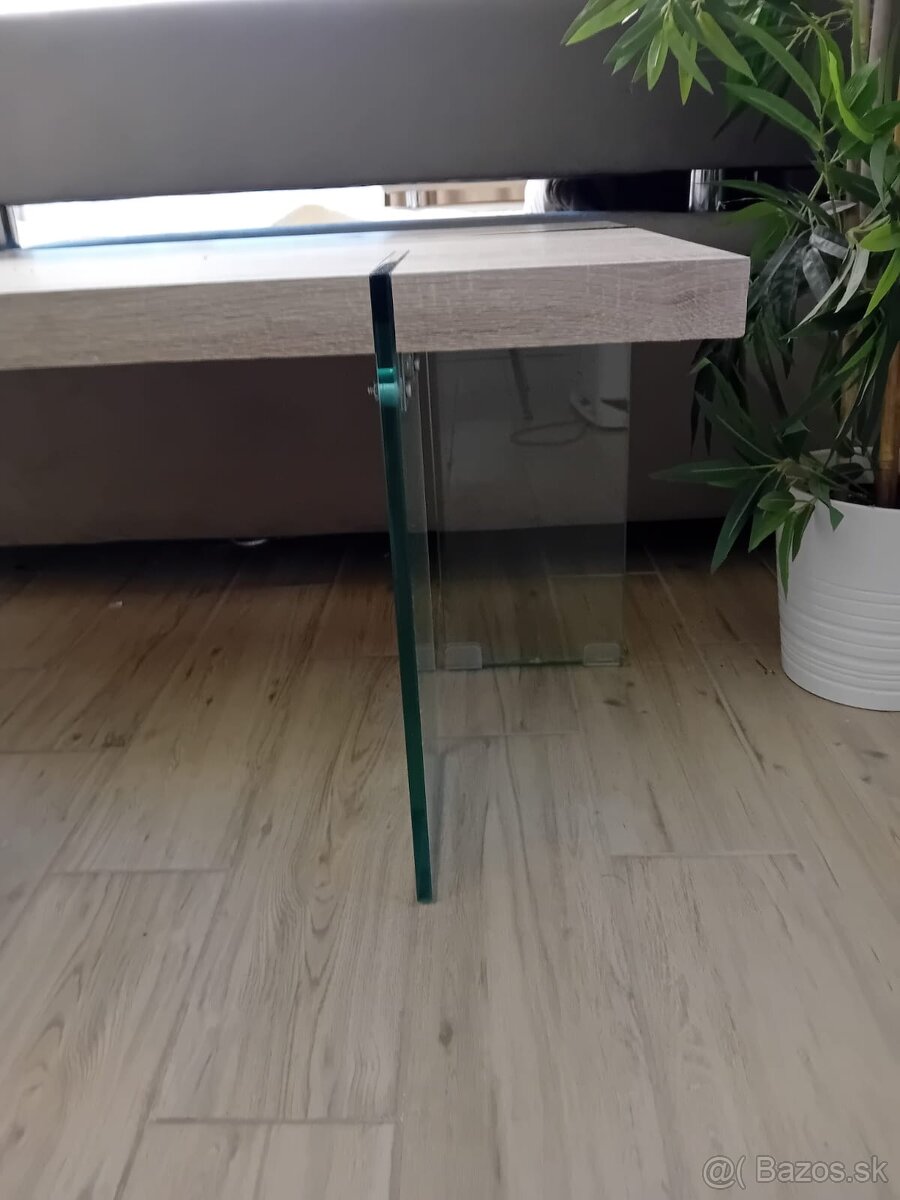 Predám moderný konferenčný stolík – sklo + drevo (60 €) - 2