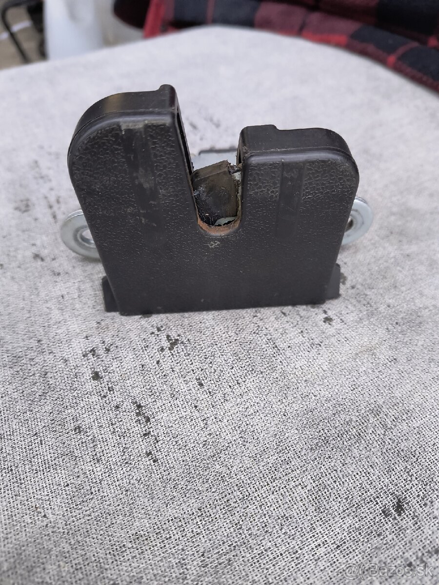 Zámok kufra Volkswagenu Golf 5 - 2