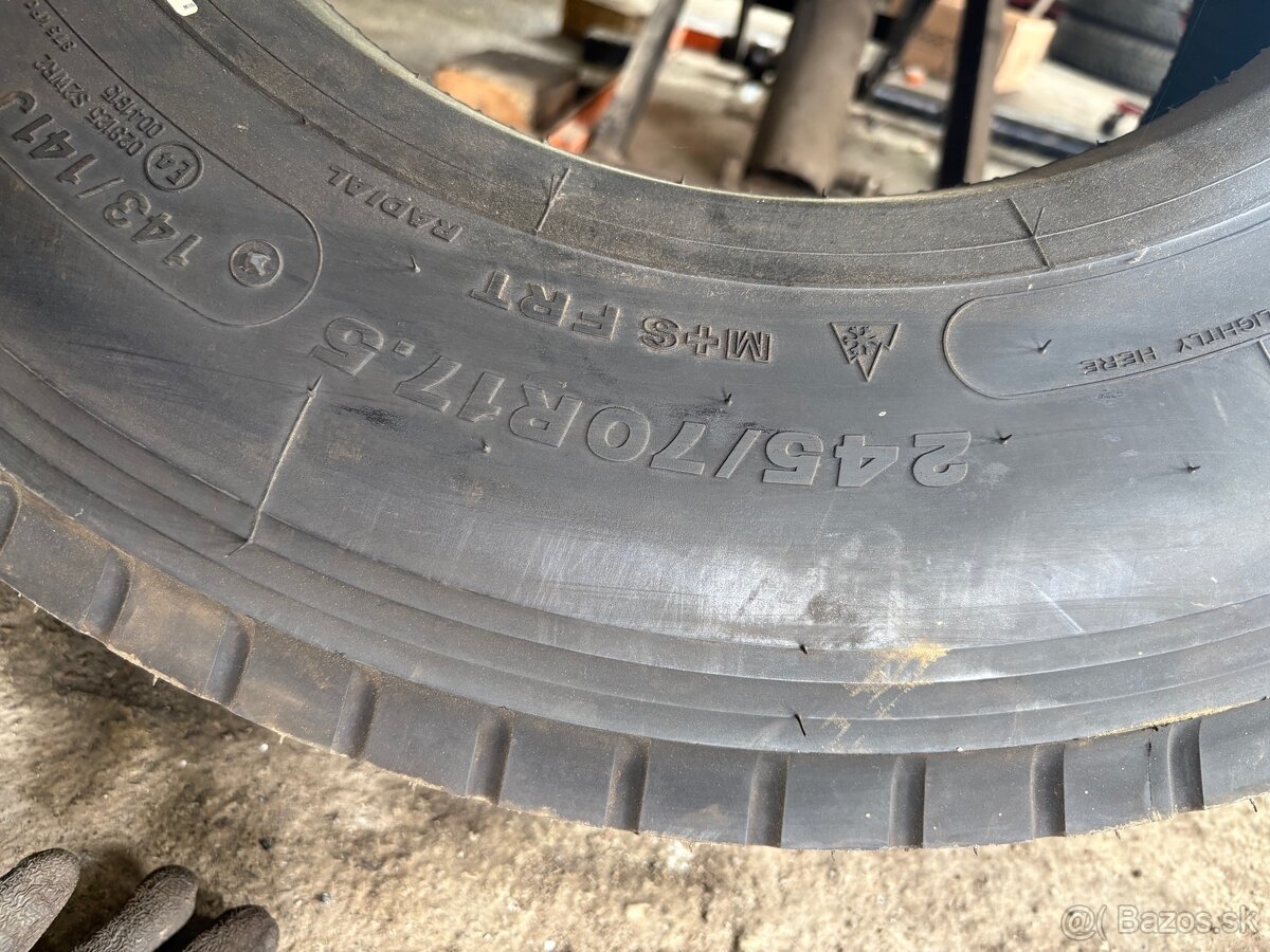 Pneu 245/70 R17,5 - 2