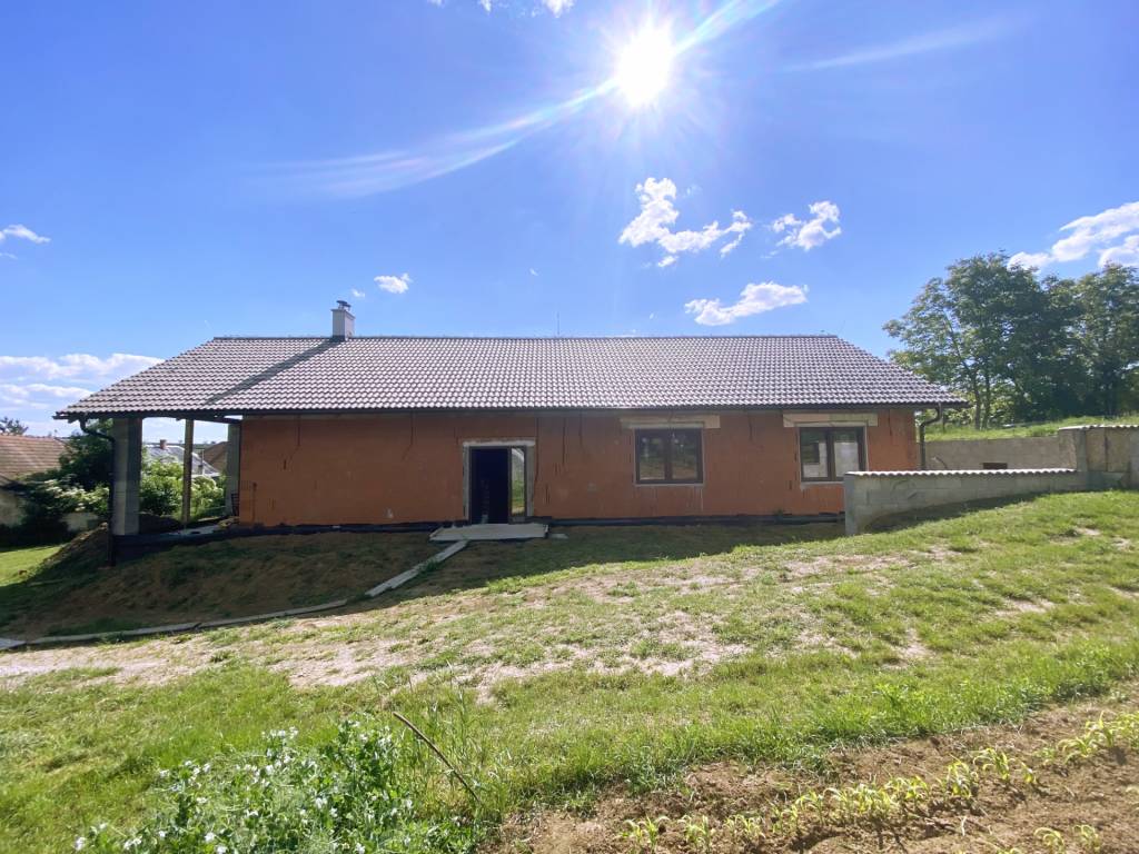 4 izbový bungalov na samote s pozemkom 3532 m2.Kolíňany Bara - 2