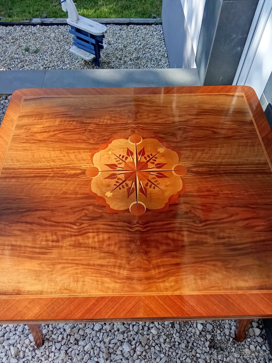 Jedálenský stôl. - 2