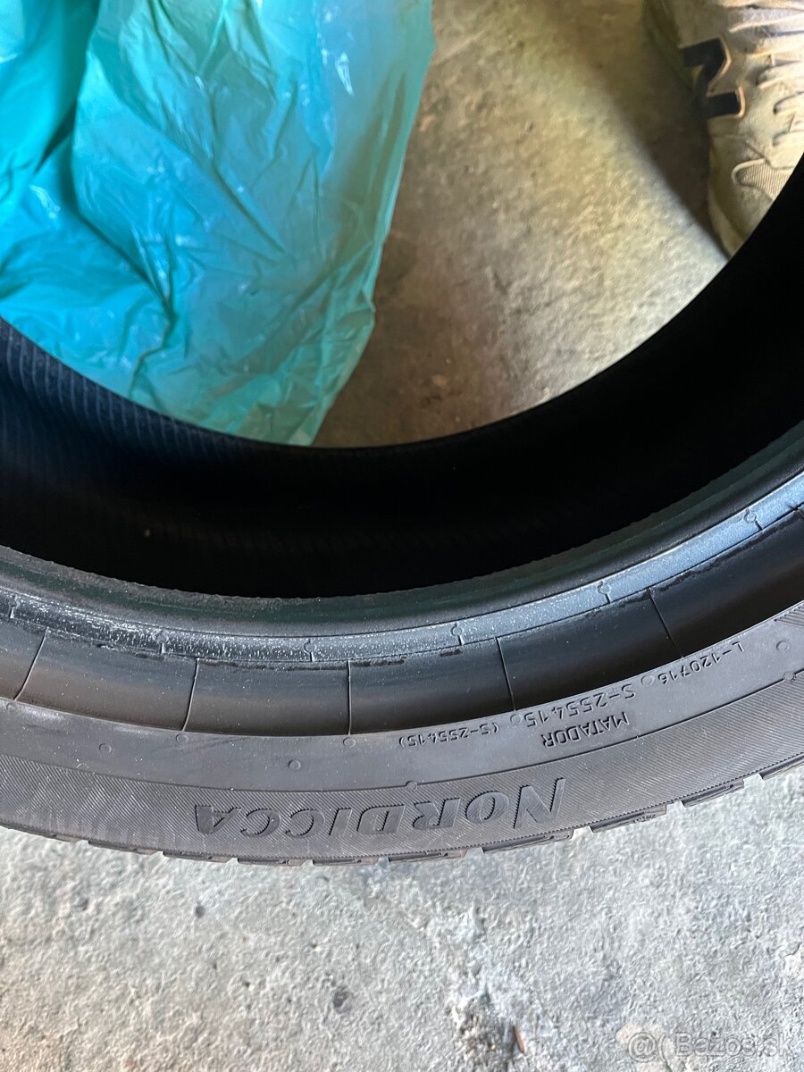 Predám zimné pneu 225/45/17 - 2