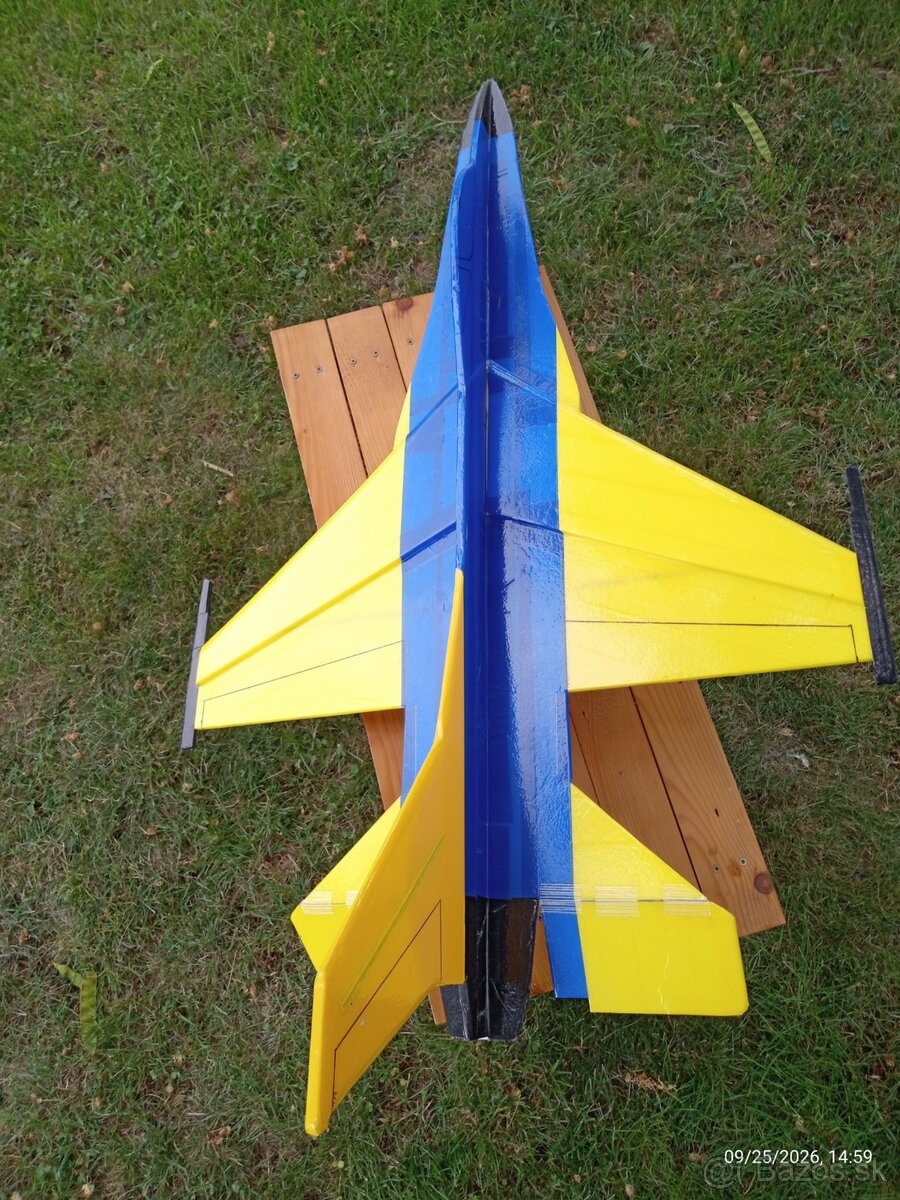 Predám model F-16 + príslušenstvo - 2