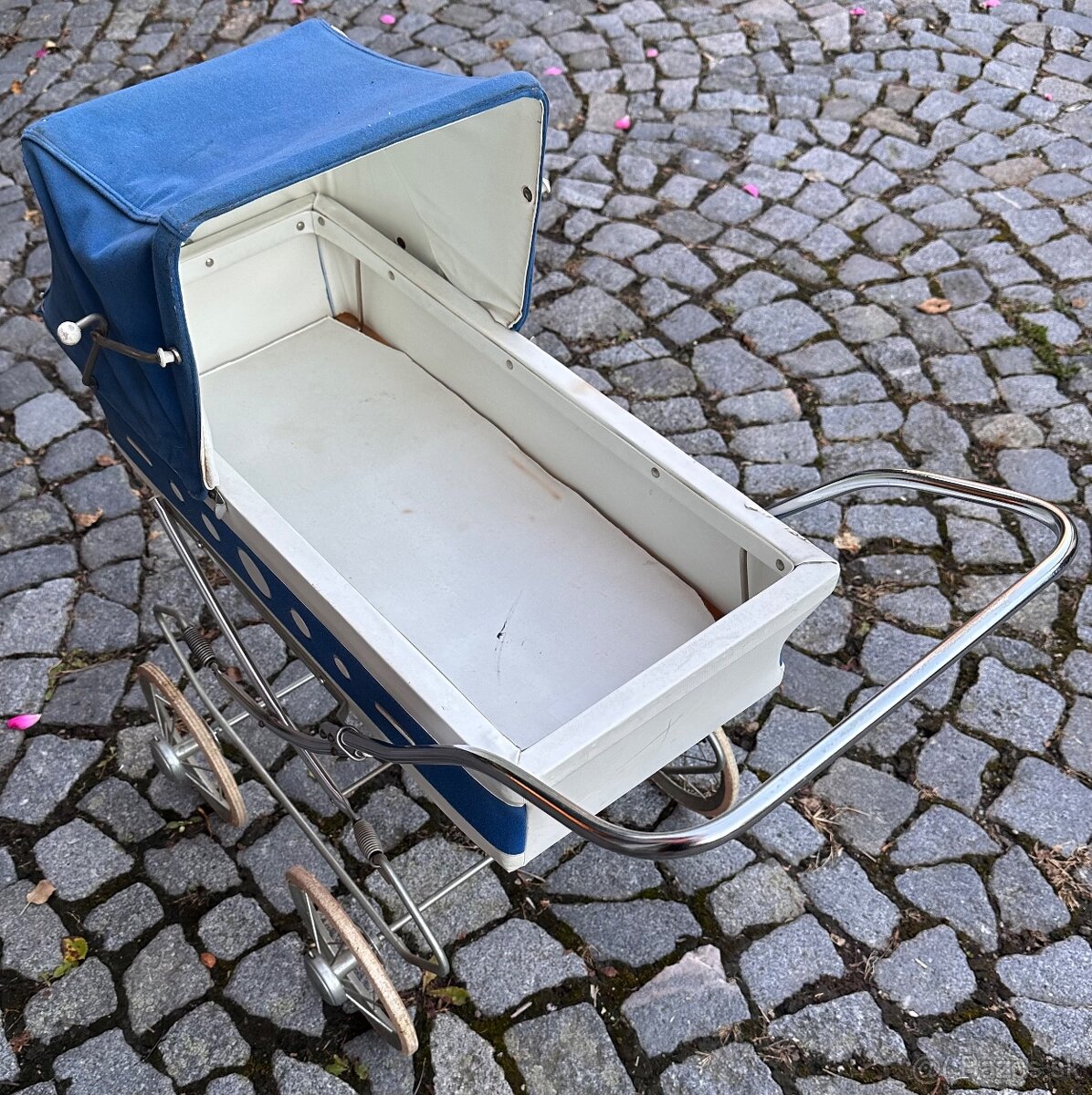 Retro dětský kočárek a hračky - 2