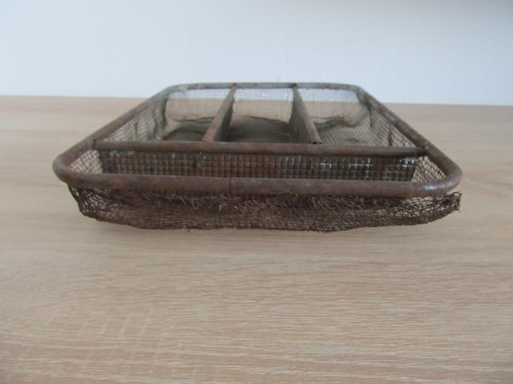 Predám starožitný kovový príborník. - 2